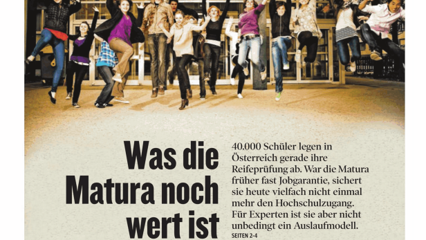 Eine Gruppe junger Leute springt und jubelt vor einem Gebäude.