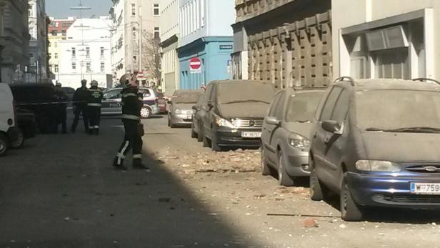 Polizei sichert eine Straße in Wien, nachdem ein Gebäude beschädigt wurde.