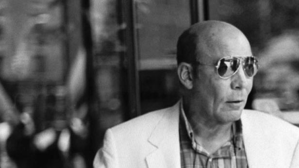 Hunter S. Thompson, a renegade journalist whose ÓgonzoÔ style threw out any pretense at objectivity and established the hard-living writer as a counter-culture icon, fatally shot himself at his Colorado home late February 20, 2005, police said. He was 67. Thompson&#039;s son, Juan, released a statement saying he had found his father dead from a self-inflicted gunshot wound to the head at the writer&#039;s Owl Creek farm near Aspen. Thompson is pictured entering a New York television studio for an interview in this June 10, 1997 file photo. (B&amp;W ONLY) REUTERS/Christian Thompson/Files