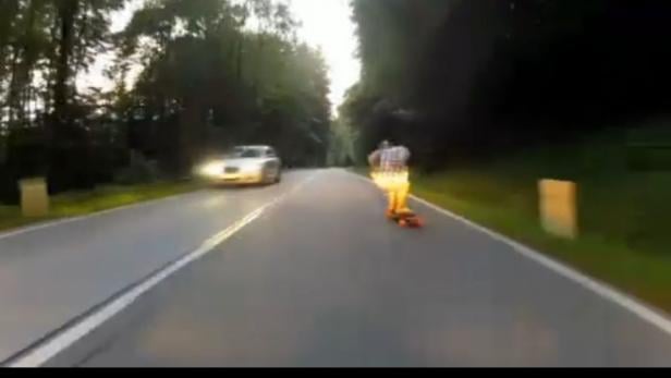 Nico Nührig braust mit dem Skateboard den Gaisberg hinab .