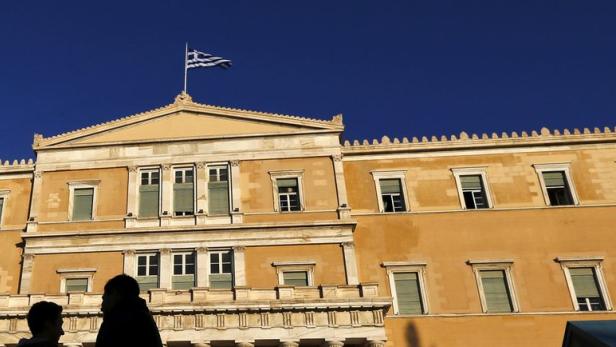 Das griechische Parlament in Athen unter blauem Himmel.
