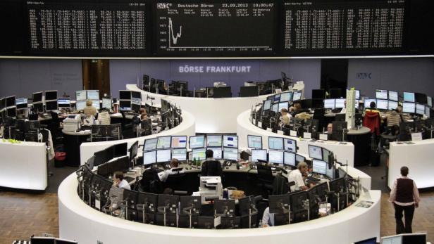 Blick in den Handelssaal der Frankfurter Börse mit zahlreichen Mitarbeitern vor Bildschirmen.