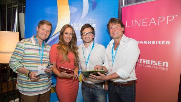 Vier Personen posieren vor einem Banner von LineApp und Sennheiser.