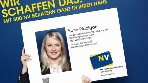 Eine Frau hält ein Schild mit dem Foto und den Kontaktdaten von Karin Pfabigan (NV Versicherung).