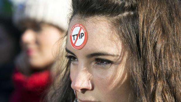 Eine Frau mit einem Aufkleber gegen TTIP auf der Stirn.