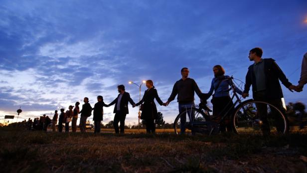 In Rumänien sind am Sonntagabend erneut Tausende Menschen auf die Straße gegangen, um gegen den geplanten Abbau großer Goldvorkommen im Westen des Landes zu protestieren.