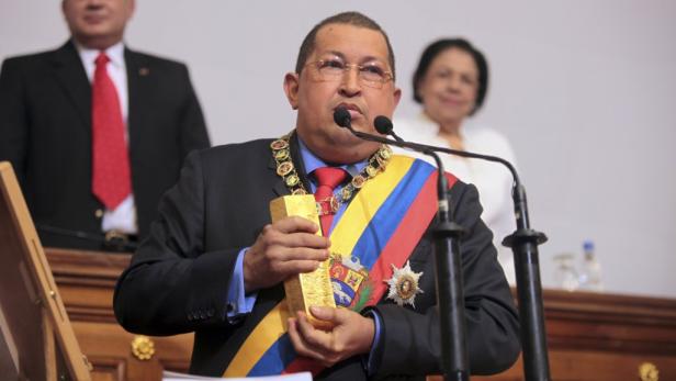 Symbolträchtig: Hugo Chavez mit einem Goldbarren im Parlament (Rede zur Lage der Nation am 13.01.2012)