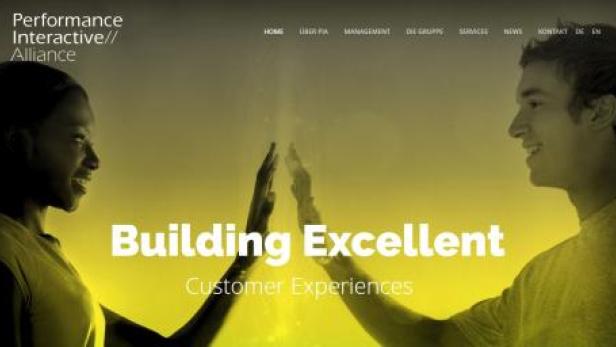 Eine Frau und ein Mann geben sich ein High-Five vor dem Hintergrund der Webseite von Performance Interactive Alliance.