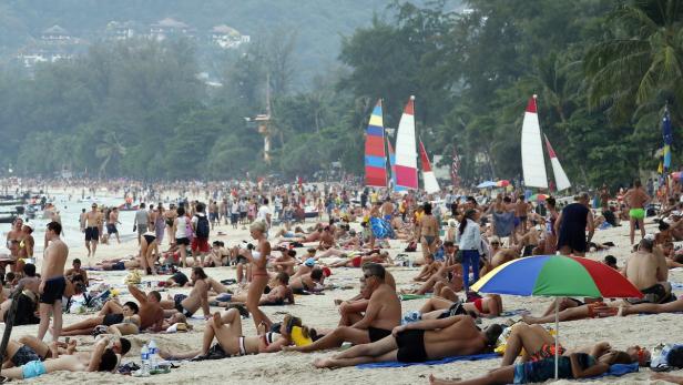 „Natürliche Schönheit“ an einem Feiertag am Pattongbeach in Phuket: Liegestühle, Sonnenschirme, Massageplätze und Imbissstände sind abgebaut worden, seit Mittwoch ist das Rauchen und Essen verboten