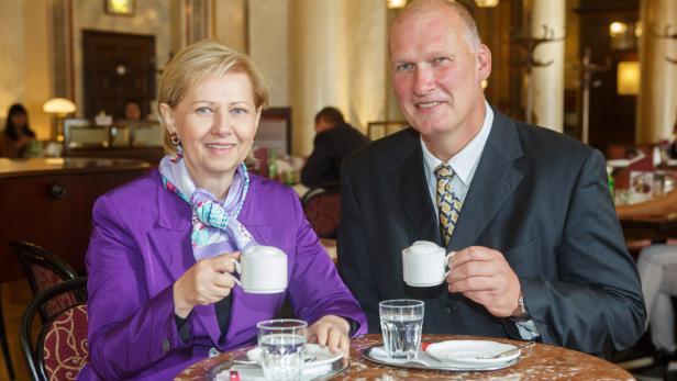 Ein Mann und eine Frau sitzen in einem Café und trinken Kaffee.