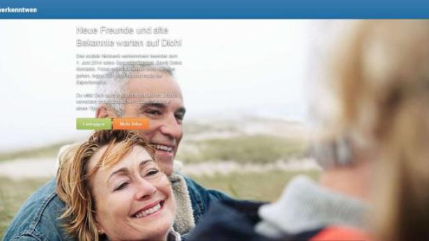Ein älteres Paar lächelt sich an, während sie draußen in der Natur sind.