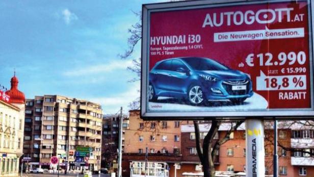 Eine Werbetafel für den Hyundai i30 mit dem Slogan „Die Neuwagen Sensation“.