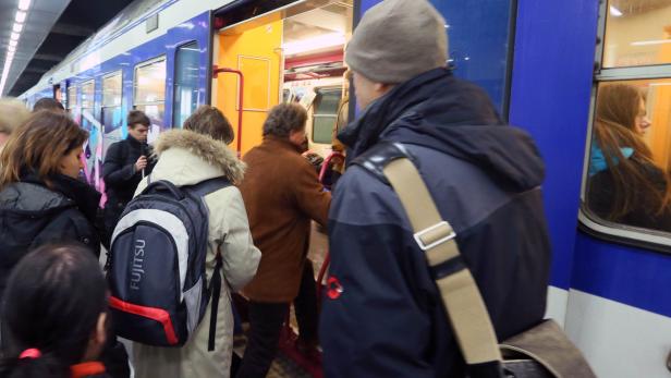 Burgenländische Wien-Pendler beschweren sich über übervolle Züge, vor allem am Abend
