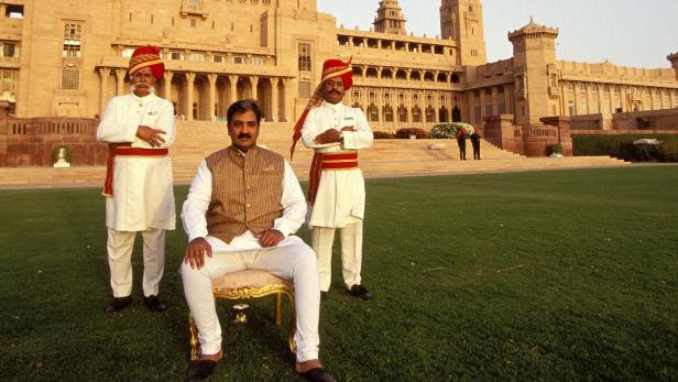 Der Herr und seine Diener: Maharadscha Gaj Singh II. vor seinem Umaid Bhawan Palast