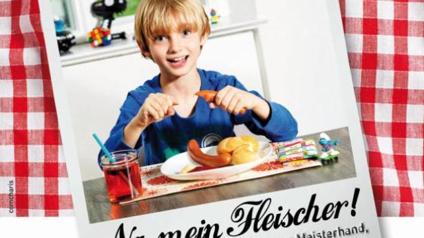 Ein Junge isst eine Wurst mit einem Brötchen und einem Getränk.