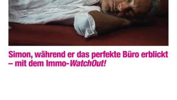 Ein Mann schläft auf einem roten Sofa.