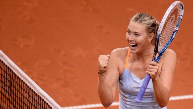 Maria Sharapova jubelt auf einem Tennisplatz mit erhobener Faust und Tennisschläger.