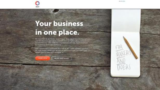 Ein Notizblock mit der Aufschrift „For Makers and Doers“ liegt auf einem Holztisch.