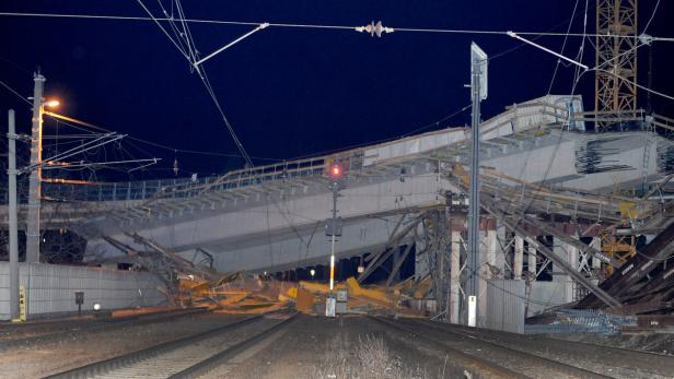 Die Brückenteile stürzten auf die darunterliegenden Schienen der Südbahn-Strecke.
