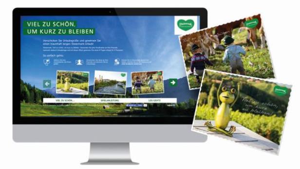 Ein Computermonitor zeigt eine Website mit dem Slogan „Viel zu schön, um kurz zu bleiben“ und Postkarten mit ländlichen Motiven.