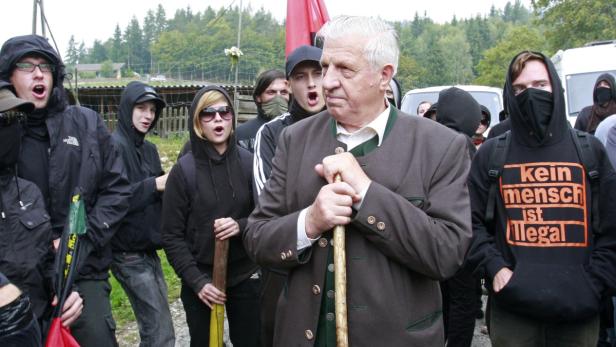 Siegfried Kampl eckt gerne an: Hier bei einer Kranzniederlegung im Jahr 2009 beim Kriegsheimkehrerdenkmal am Ulrichsberg