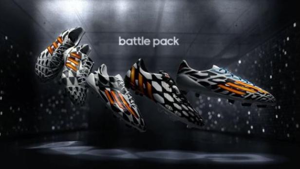 Mehrere Adidas Fußballschuhe des „Battle Pack“ schweben vor einem dunklen Hintergrund.