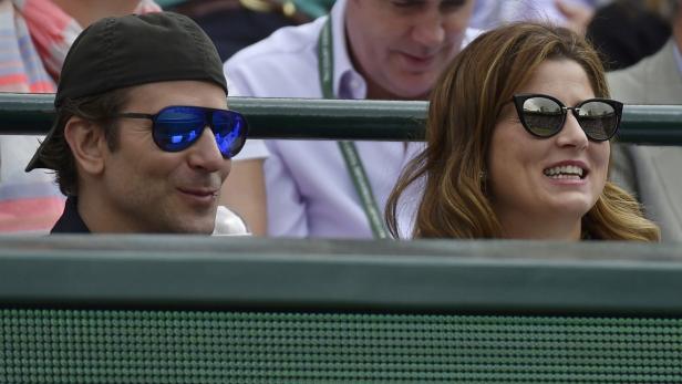 Schauspieler Bradley Cooper mit Federers Ehefrau Mirka in der Box des Schweizers.