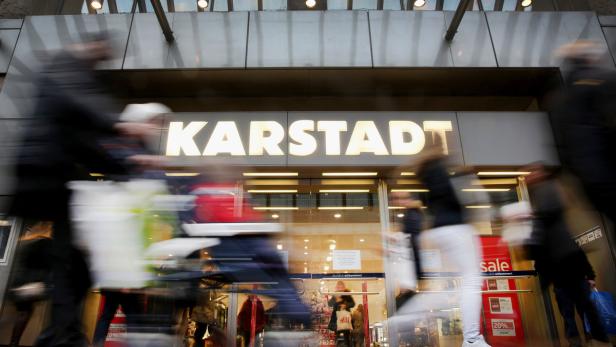 Menschen betreten ein Karstadt-Warenhaus.