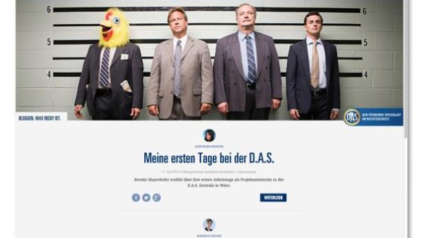 Vier Männer, einer mit Hühnerkopfmaske, stehen vor einer Messlatte wie bei einer Polizeifoto-Reihe.