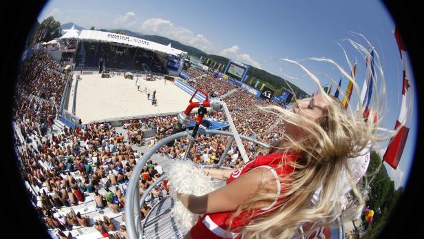 Viel Spaß und viel Sand: Neben 64 Teams stehen viele DJ&#039;s und fesche Mädels als Stimmungskanonen im Center Court am Wörthersee parat.