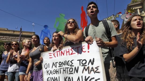 Griechische Proteste gegen EU-Sparpolitik lassen Merkel kalt.