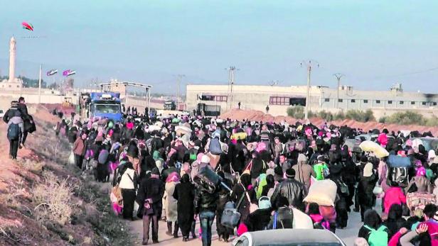 Zehntausende Menschen fliehen vor den Kämpfen in Richtung Türkei