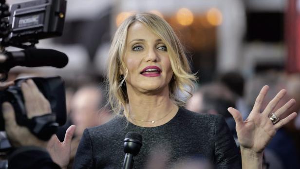 Cameron Diaz spricht vor einer Gruppe von Reportern.