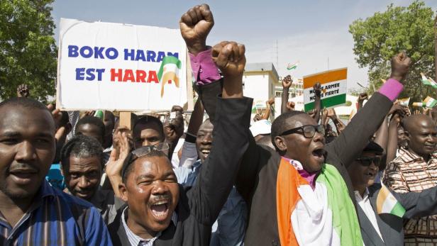 Eine Menschenmenge demonstriert mit Schildern gegen Boko Haram.