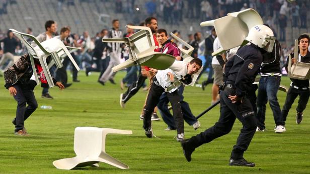 Sesselschlacht: Mehr als 76.000 Fans waren im Stadion, 67 wurden nach den Krawallen festgenommen.