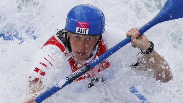 Ein österreichischer Kanuslalom-Fahrer im Wildwasserkanal.
