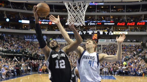 Ein Basketballspiel zwischen den San Antonio Spurs und den Dallas Mavericks.
