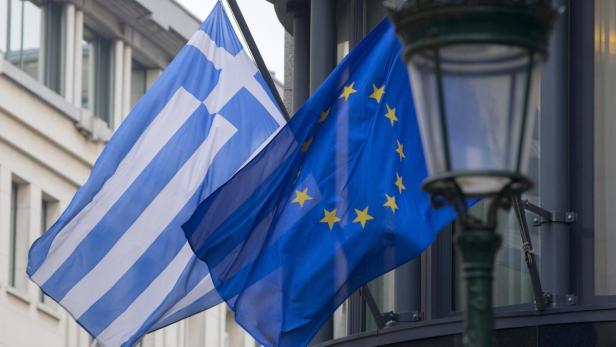 Die griechische Flagge weht neben der Flagge der Europäischen Union.