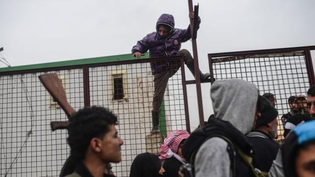 Flüchtlinge harren an verriegelter Grenze zur Türkei aus
