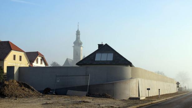 Hochwasserschutzmauer in Loiben: Wichtig für die Sicherheit, aber für viele keine Augenweide.