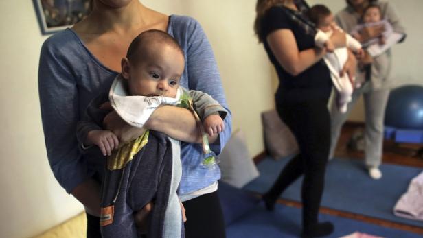 Ana and her baby Theo, a five-month-old, perform d Kind und Karriere ein Widerspruch