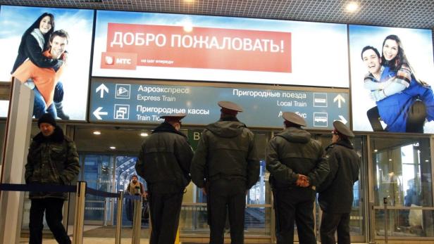 Police officers guard the entrance to Moscow&#039;s Domodedovo airport January 25, 2011. Prime Minister Vladimir Putin vowed revenge on Tuesday for a suicide bombing that killed at least 35 people at Russia&#039;s busiest airport and underscored the Kremlin&#039;s failure to stem a rising tide of attacks. REUTERS/Tatyana Makeyeva (RUSSIA - Tags: CRIME LAW TRANSPORT POLITICS)