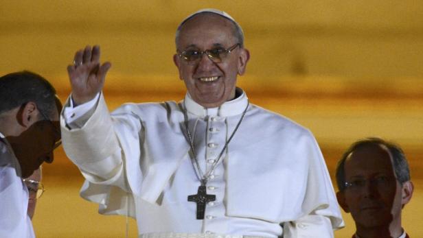 Newly elected Pope Francis, Cardinal Jorge Mario Bergoglio of Argentina appears on the balcony of St. Peter&#039;s Basilica after being elected by the conclave of cardinals, at the Vatican, March 13, 2013. White smoke rose from the Sistine Chapel chimney and the bells of St. Peter&#039;s Basilica rang out on Wednesday, signaling that Roman Catholic cardinals had elected a pope to succeed Benedict XVI. REUTERS/Dylan Martinez (VATICAN - Tags: RELIGION POLITICS)