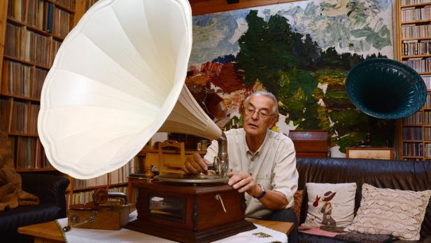 Seit mehr als fünf Jahrzehnten trägt der Waldviertler Werner Fröhlich (73) aus Zwettl historische Tonwalzen, Schellacks, Grammophone und Plattenspieler heim.