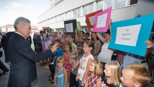 Am Donnerstag konfrontierten Ossiacher Bürger den Bundespräsidenten mit Protest gegen das geplante Erstaufnahmezentrum für Asylwerber.
