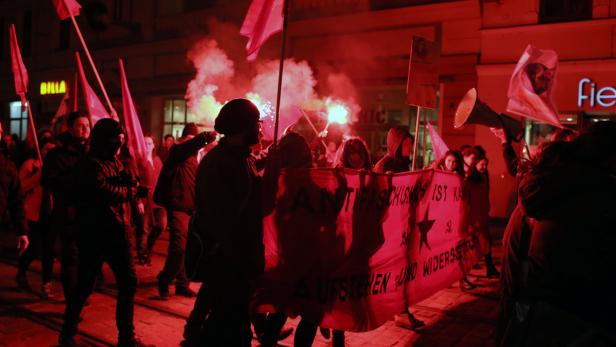 Wie im Vorjahr (Bild) fanden sich auch heuer Demonstranten gegen den Burschenbundball