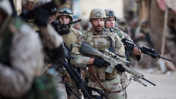 Bradley Cooper als Ego-Shooter und Scharfschütze Chris Kyle, der mit über 160 Kills zu den gefürchtetsten Todesschützen der US-Militärgeschichte zählte: „American Sniper“