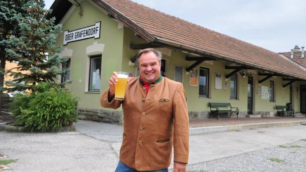 Prost! Styx freut sich auf sein neues Projekt, und die NÖVOG ist einen Bahnhof losgeworden.