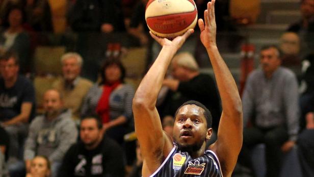 Ein Basketballspieler wirft den Ball in einem Spiel.