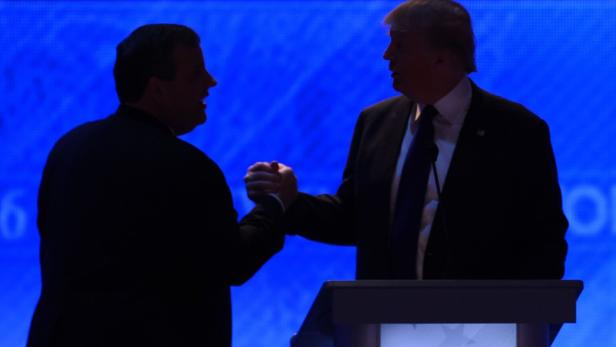 Donald Trump (re.) and Chris Christie (li) bei der TV-Debatte
